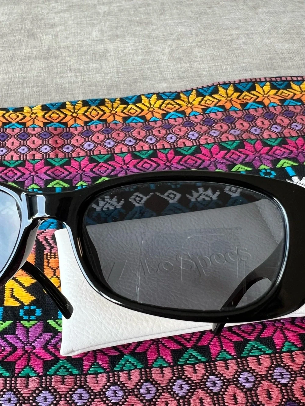 Le Specs bold oval